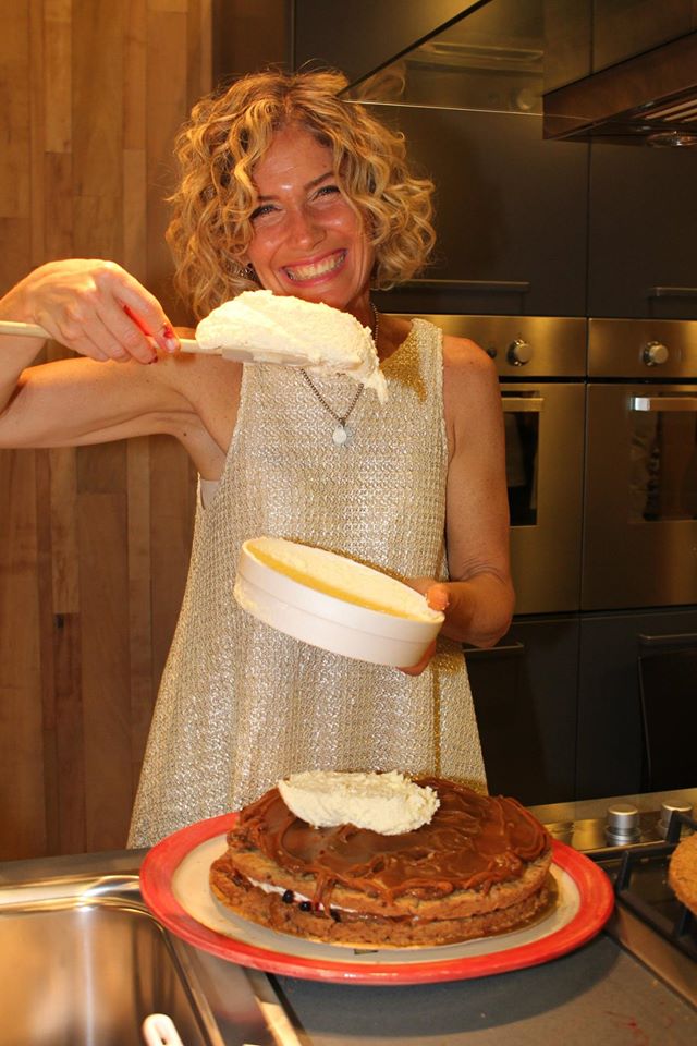 Maru Botana rellenando su torta